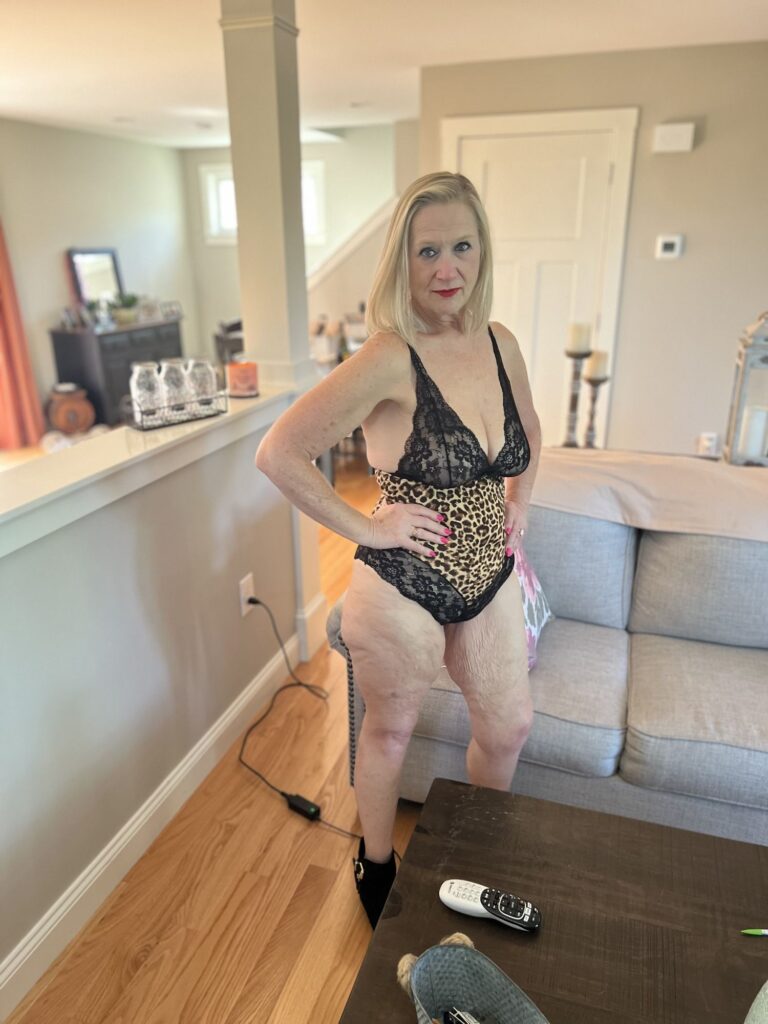 Femme Mure Partage Ses Photos Sexy 7 66 YEAR OLD PORN STAR DANIELLE DUBONNET( leopard print)